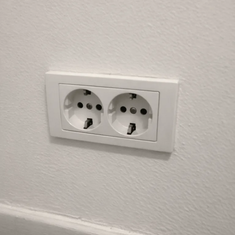 Fertig montierte weiße Doppelsteckdose an einer frisch gestrichenen Wand